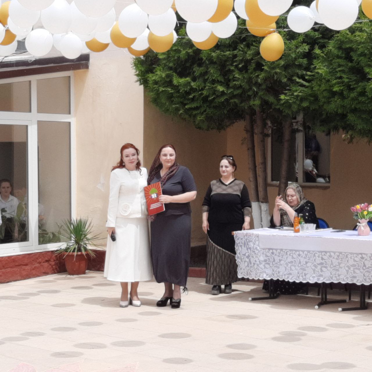 Благодарности педагогам от уполномоченной по правам ребенка в РД.